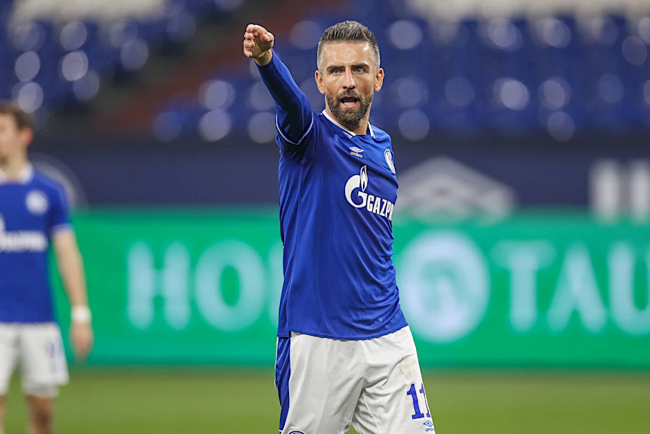Soll seinen Frust an Co-Trainer Naldo ausgelassen haben: Ex-Herthaner und Schalke-Stürmer Vedad Ibisevic (36).