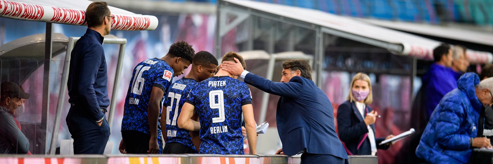 Kopf hoch: Bruno Labbadia (r.) macht Hertha-Stürmer Kris Piatek Mut.