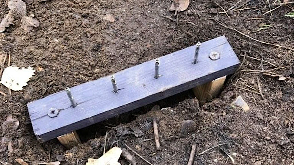 Diese selbstgebaute Falle wurden auf einem Trail im Berliner Grunewald entdeckt.