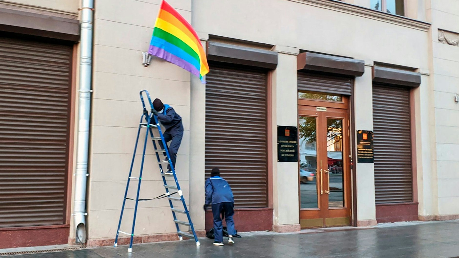 Mitglieder von Pussy Riot hängen am Eingang der Präsidialverwaltung in Moskau eine Regenbogenfahne auf. 