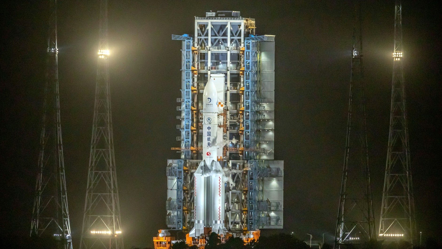 Eine Rakete vom Typ „Langer Marsch 5“ steht auf der Startrampe des Wenchang Space Launch Center.
