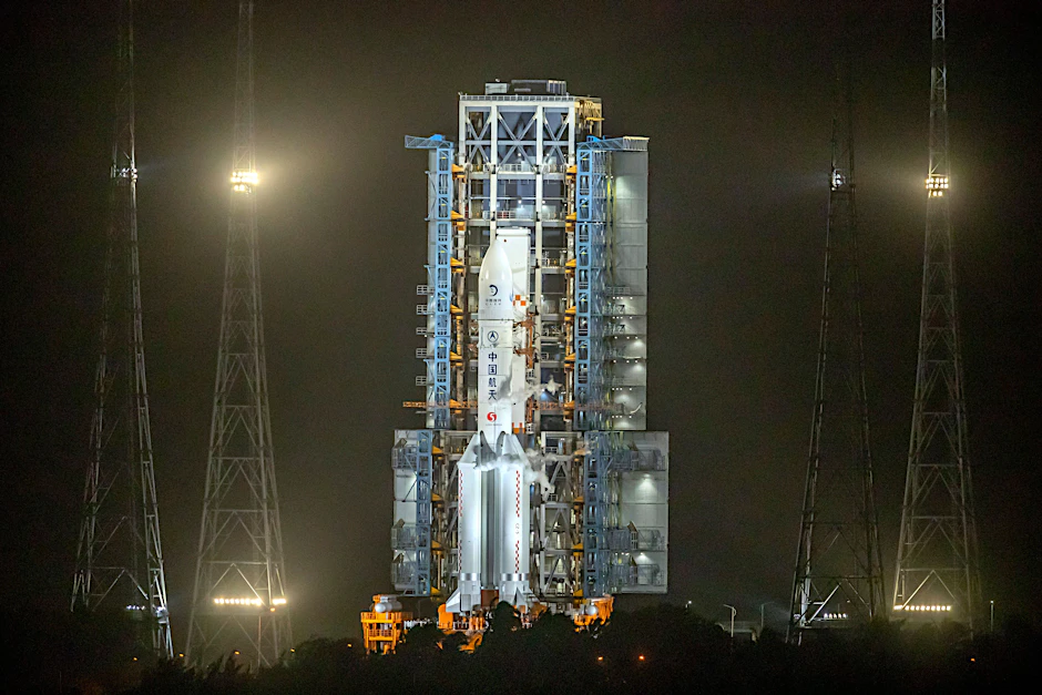 Eine Rakete vom Typ „Langer Marsch 5“ steht auf der Startrampe des Wenchang Space Launch Center.