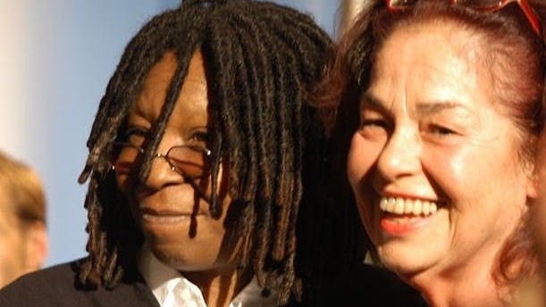 Whoopi Goldberg und ihre „deutsche Stimme“: Regina Lemnitz traf den Filmstar in Hamburg.