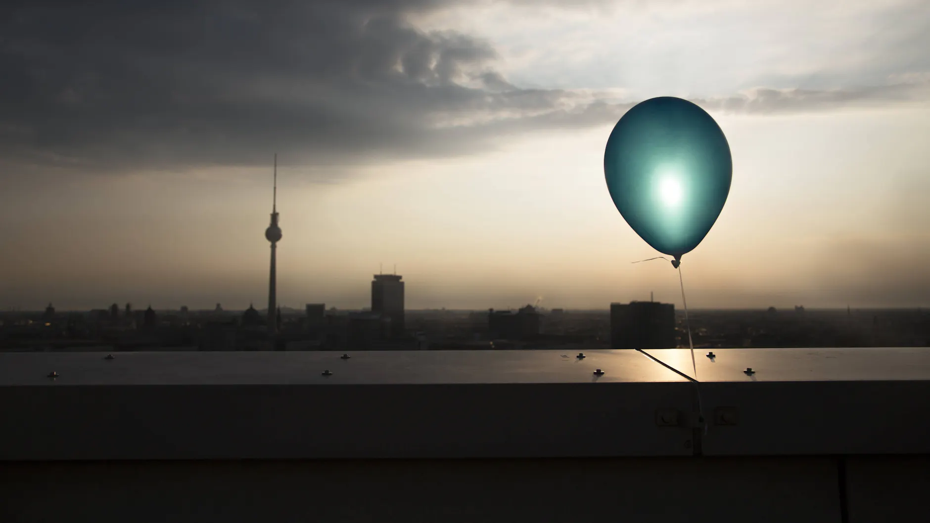 Ein Ballon hängt über den Dächern der Stadt.