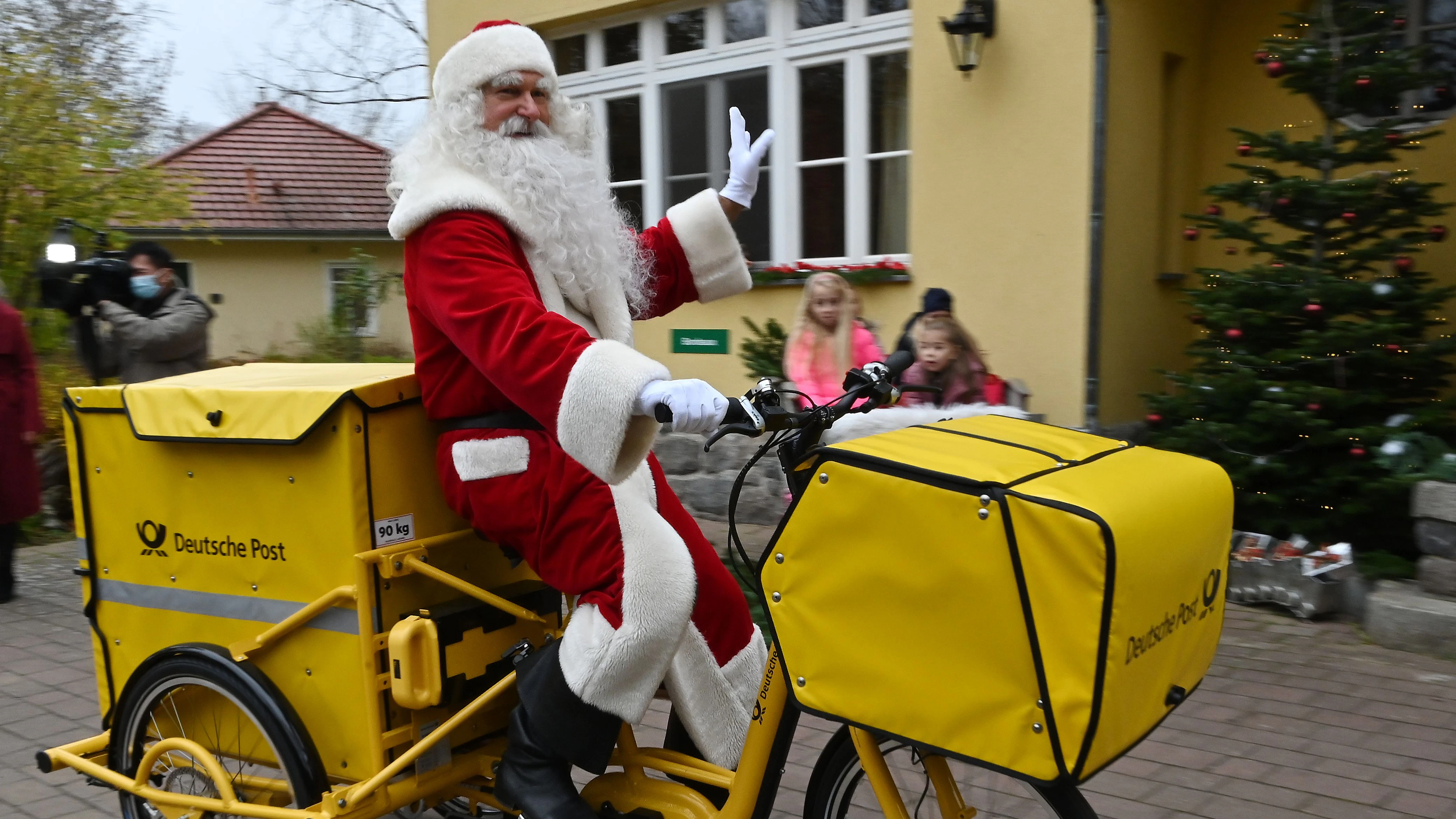 Der Weihnachtsmann wurde vor dem Himmelpforter Weihnachtspostamt begrüßt, das Amt bleibt aber zu.