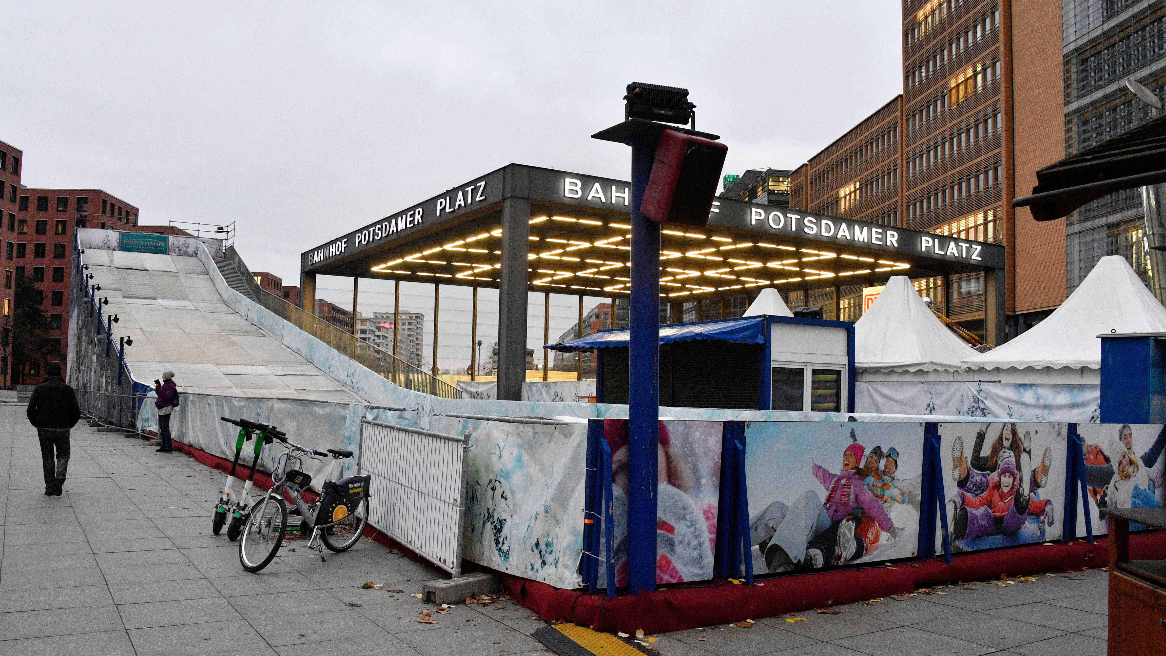 Die Winterwelt am Potsdamer Platz war bereits aufgebaut, soll nun aber wieder abgebaut werden.