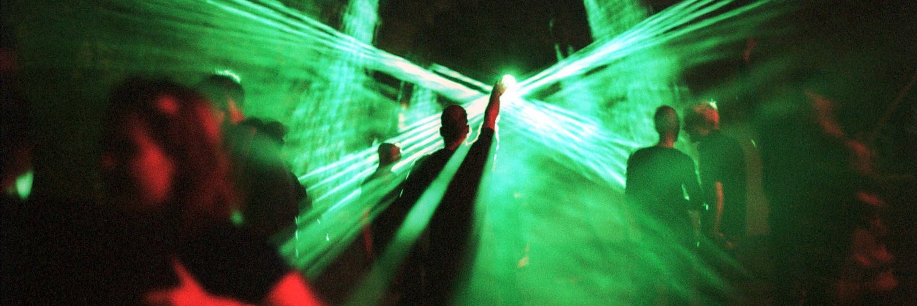 Tanzende Partygäste anlässlich einer Techno-Party (Symbolbild).<br><br> 