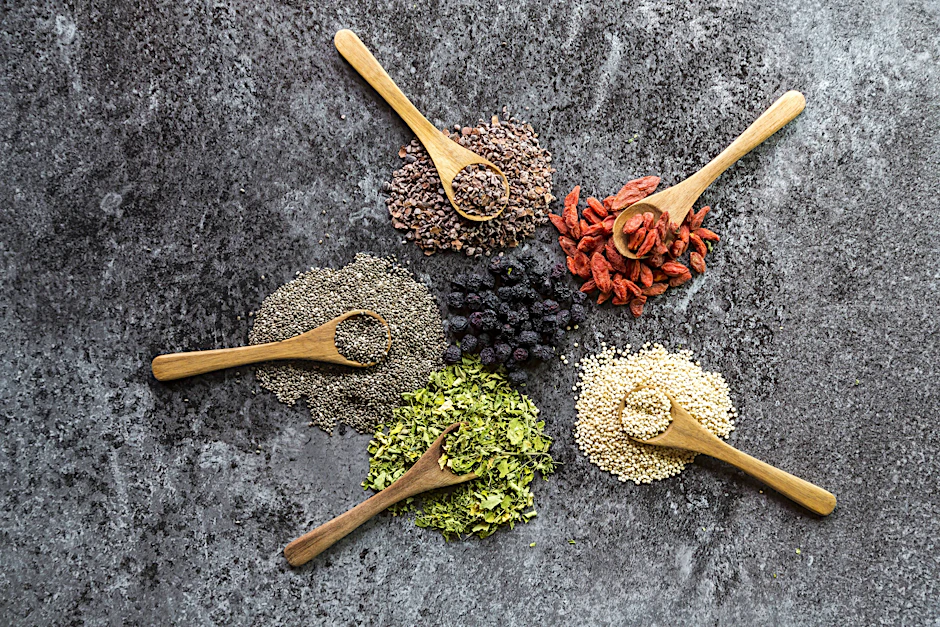 Superfood: Aronia (Bildmitte), Chia (links) und im Uhrzeigersinn Kakao, Goji, Quinoa und Moringa.&nbsp;
