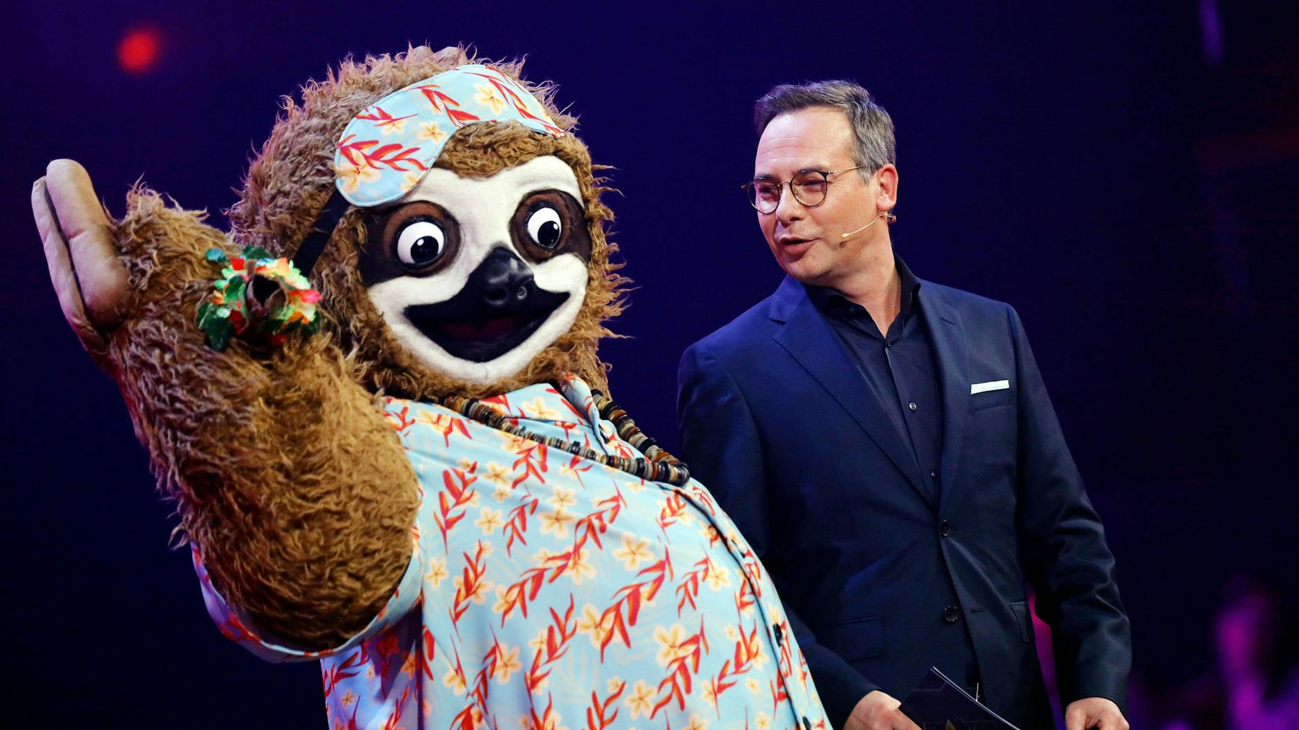 Tom Beck steckte in der zweiten Staffel der Show im Faultier-Kostüm. Rechts: Moderator Matthias Opdelhövel.