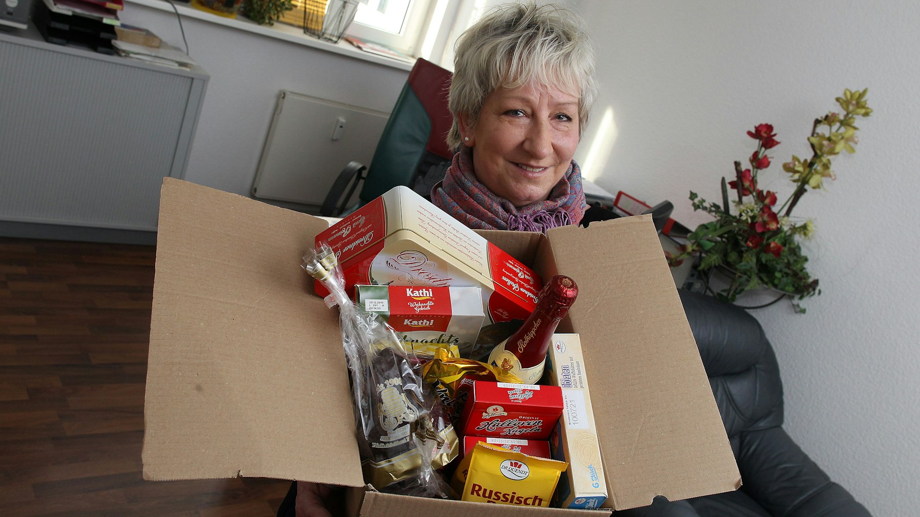 Chefin Ramona Oteiza versucht zu retten, was zu retten ist. Im Internet will sie Ostpro-Weihnachtspakete verkaufen, die mit Rotkäppchen-Sekt, Dresdener Stollen und anderen Leckerein gefüllt sind.<br><br>