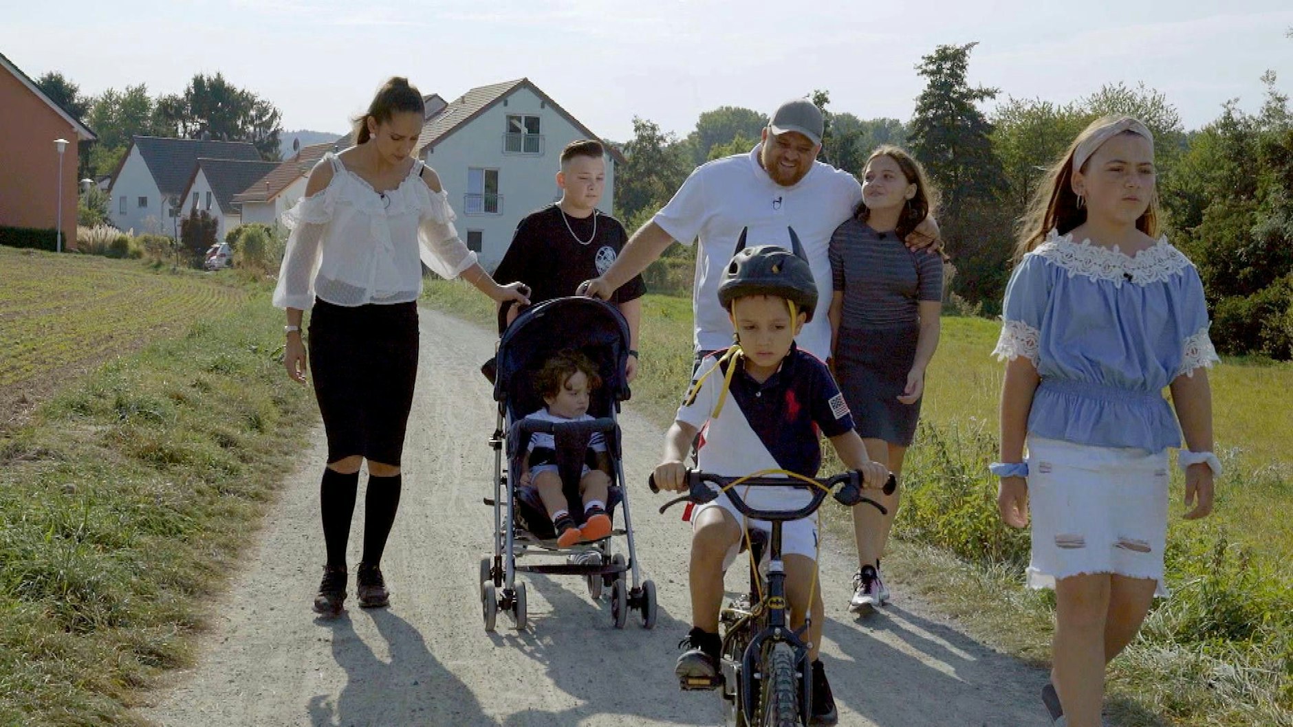 Menowin mit Frau Senay, den Söhnen Joel, Djievess und Vioness, sowie den Töchtern Jiepèn und Geneve. Die ältesten drei Kinder stammen aus einer früheren Beziehung.