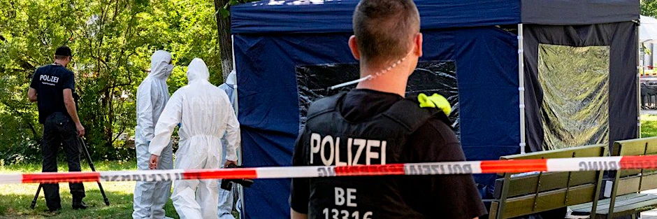 Beamte der Spurensicherung sichern in einem Faltpavillon Spuren am Tatort im Kleinen Tiergarten.&nbsp;&nbsp;