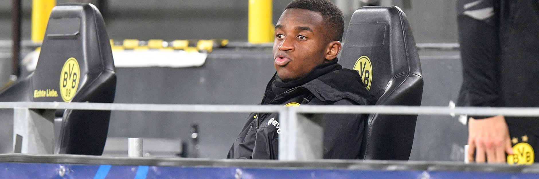 Diesmal bleibt Youssoufa Moukoko nur das Staunen von draußen, Trainer Favre bringt den Youngster nicht.