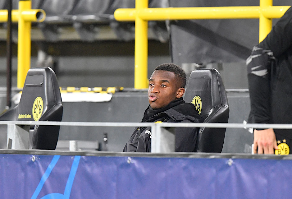Diesmal bleibt Youssoufa Moukoko nur das Staunen von draußen, Trainer Favre bringt den Youngster nicht.
