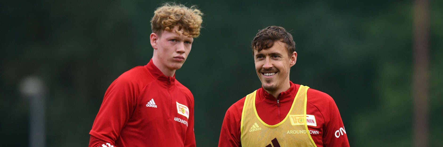 Zwei Generationen Fußballer: Mathis Bruns (l.) ist gerade einmal 16, Max Kruse 32.