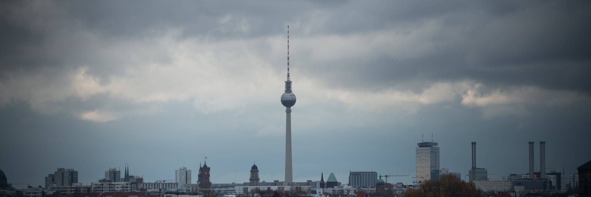 Dunkle Wolken über Berlin. Immer mehr Wohnungen werden zu zwei verschiedenen Mieten angeboten.