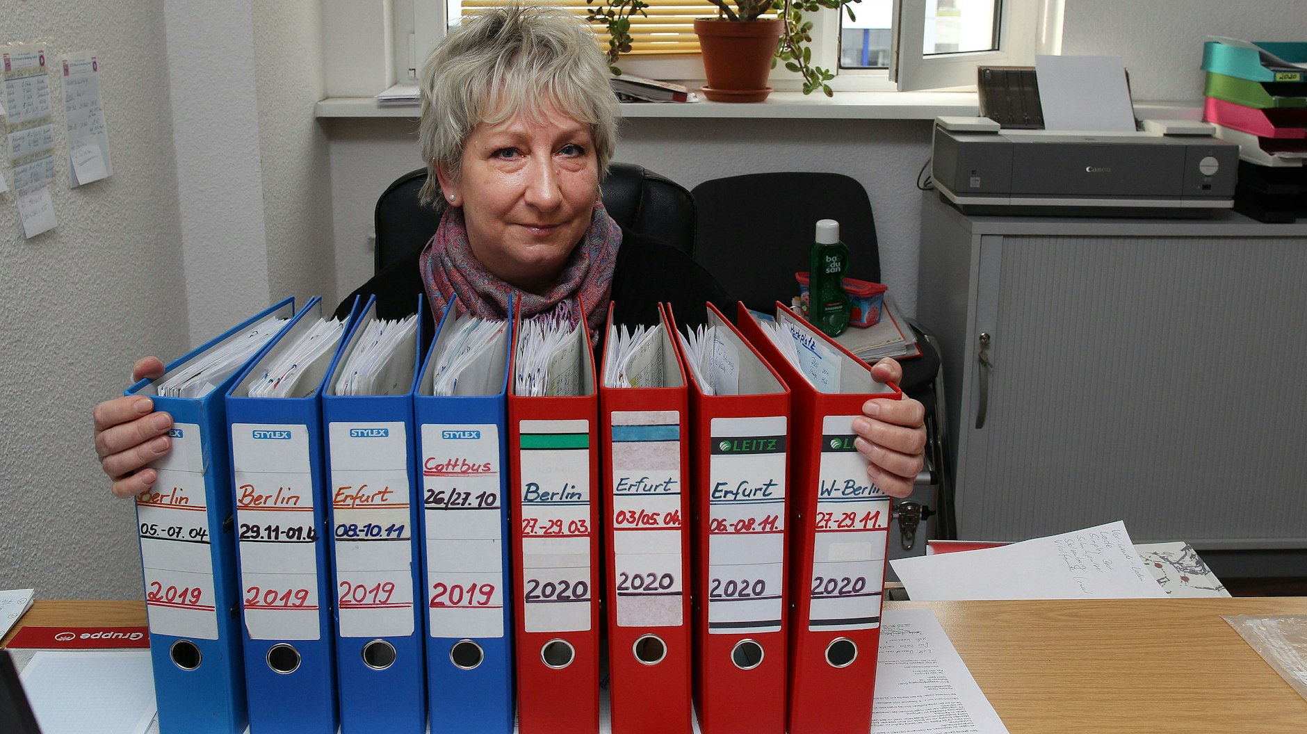 Ramona Oteiza mit ihren Messe-Ordnern: In den blauen befinden sich die Akten zu den erfolgreichen Ostpro-Schauen des vergangenen Jahres. In den roten stecken nur die Pläne für die Messen 2020, die wegen Corona ausfallen mussten.