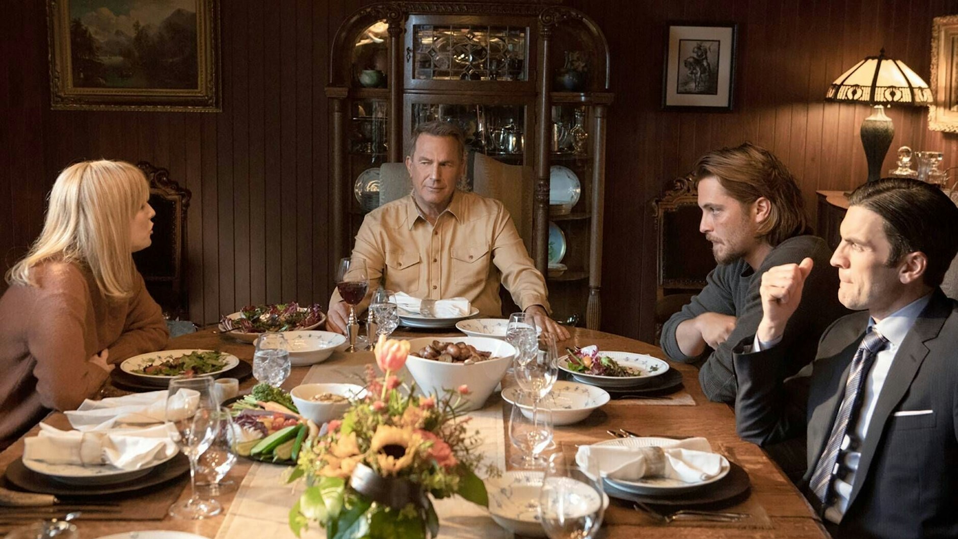 Eine Szene aus der zweiten Staffel von „Yellowstone“. Zu sehen sind Kelly Reilly, Kevin Costner, Luke Grimes, Wes Bentley (v. l. n. r.).