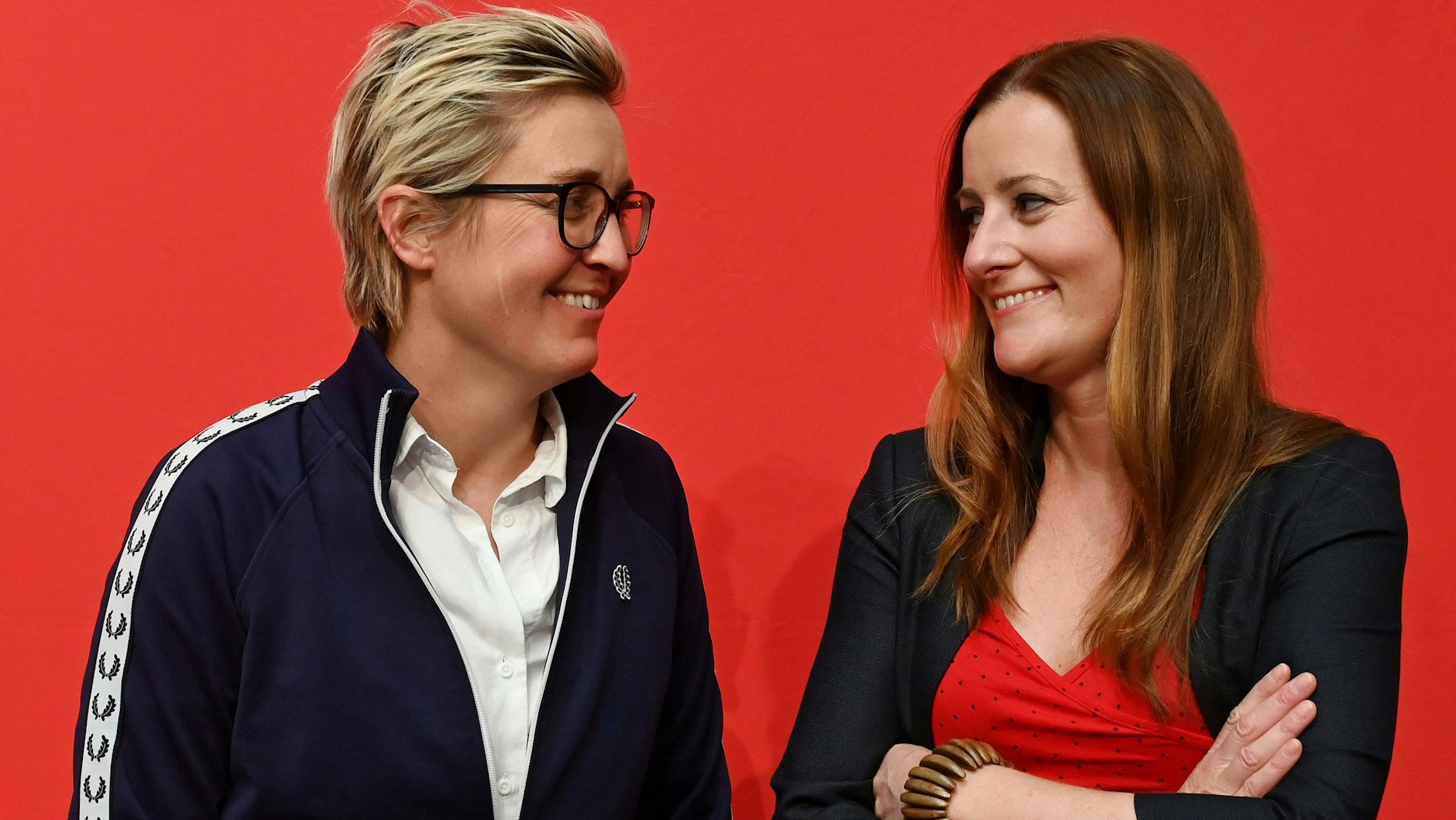 Susanne Hennig-Wellsow, Landes- und Fraktionsvorsitzende der Linken in Thüringen (l.), und Janine Wissler, Fraktionsvorsitzende der Linken in Hessen, wollen Katja Kipping und Bernd Riexinger als Parteivorsitzende ablösen.