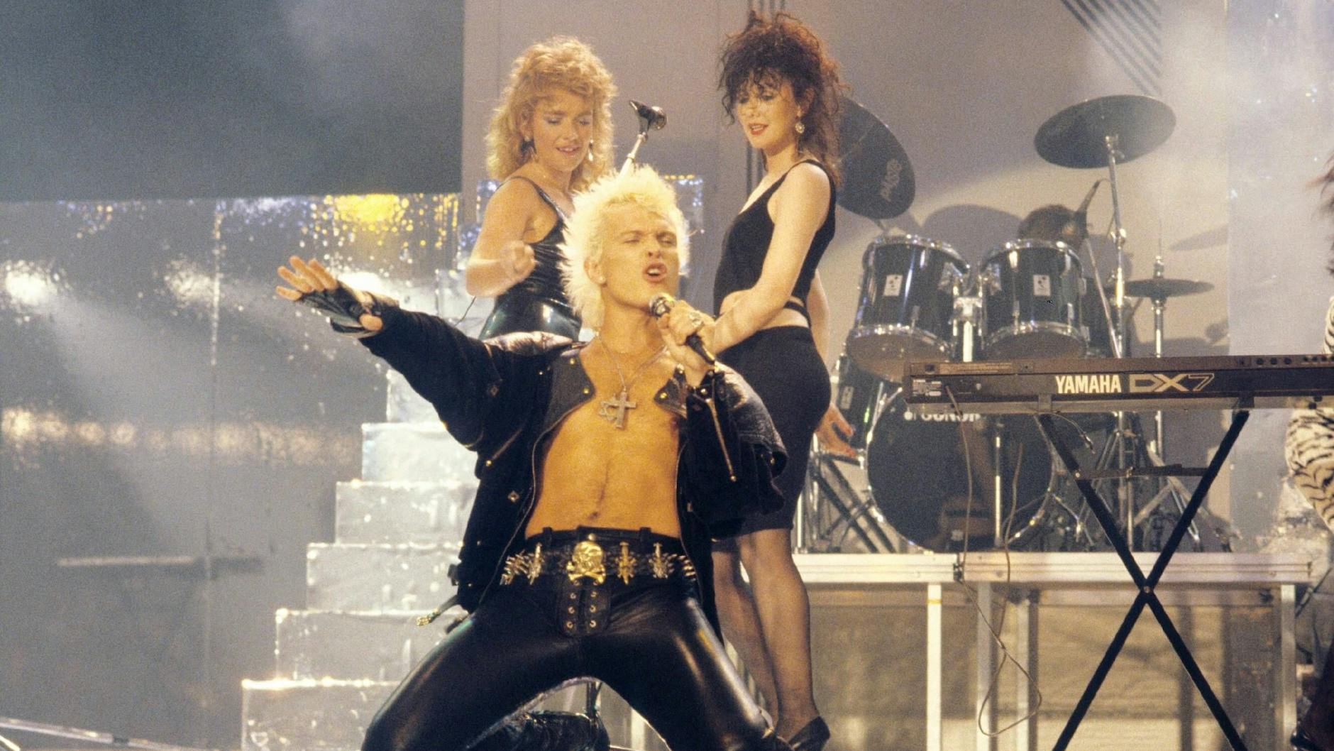 Platinblond und in Leder gekleidet: Billy Idol bei einem Auftritt im November 1986. 