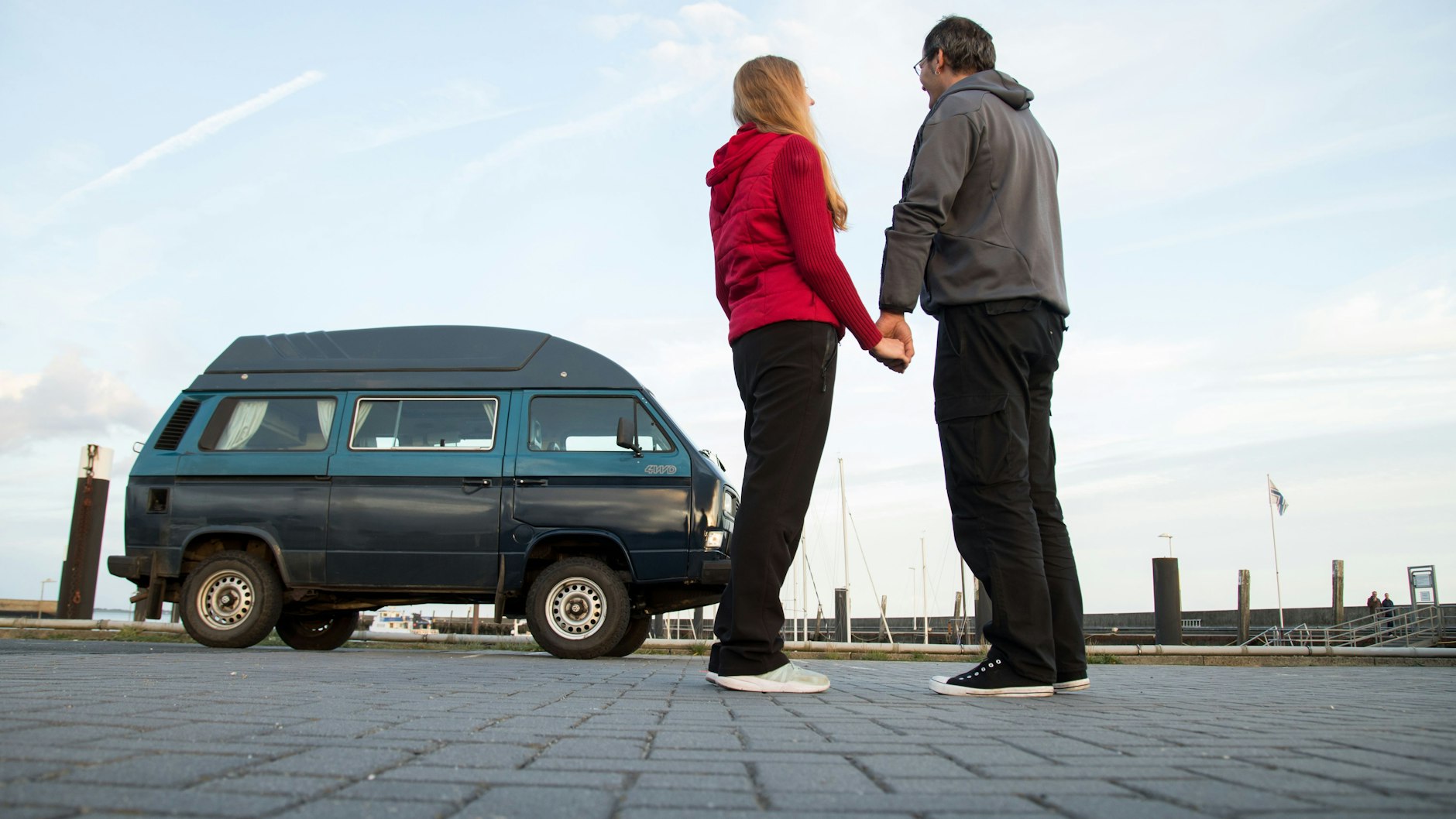 Hand in Hand ins Urlaubsglück: Ein kleinerer Campingbulli schafft Unabhängigkeit, nimmt aber noch nicht so viel Platz weg wie ein großes Wohnmobil.&nbsp;