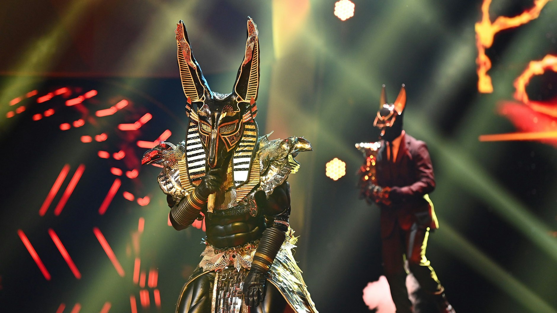 Der Anubis musste die Maske fallen lassen - darunter steckte Sänger Ben Blümel.