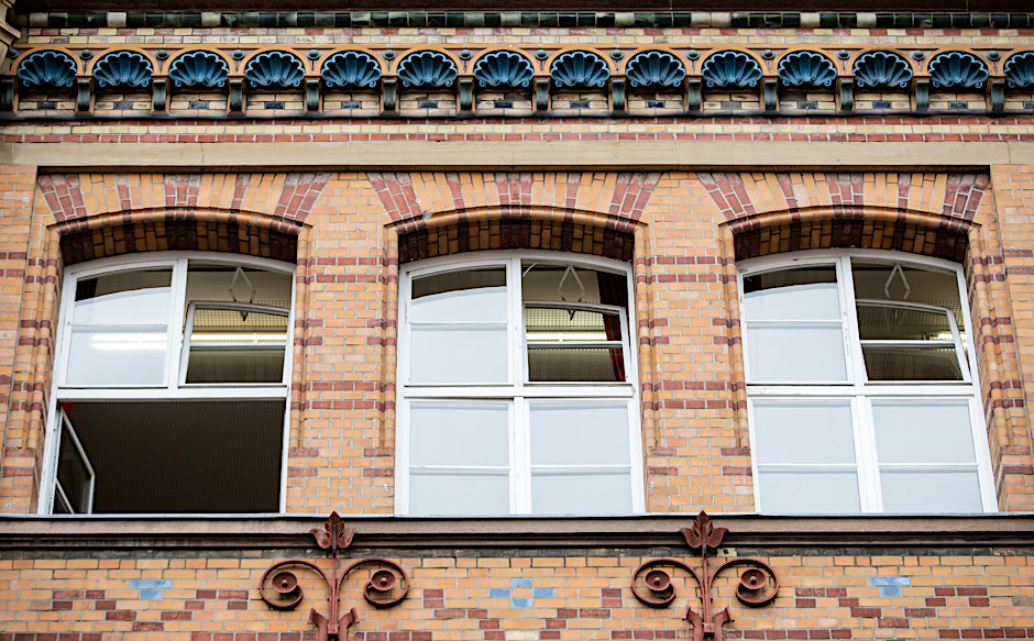 Fenster einer Grundschule sind zum Lüften geöffnet.
