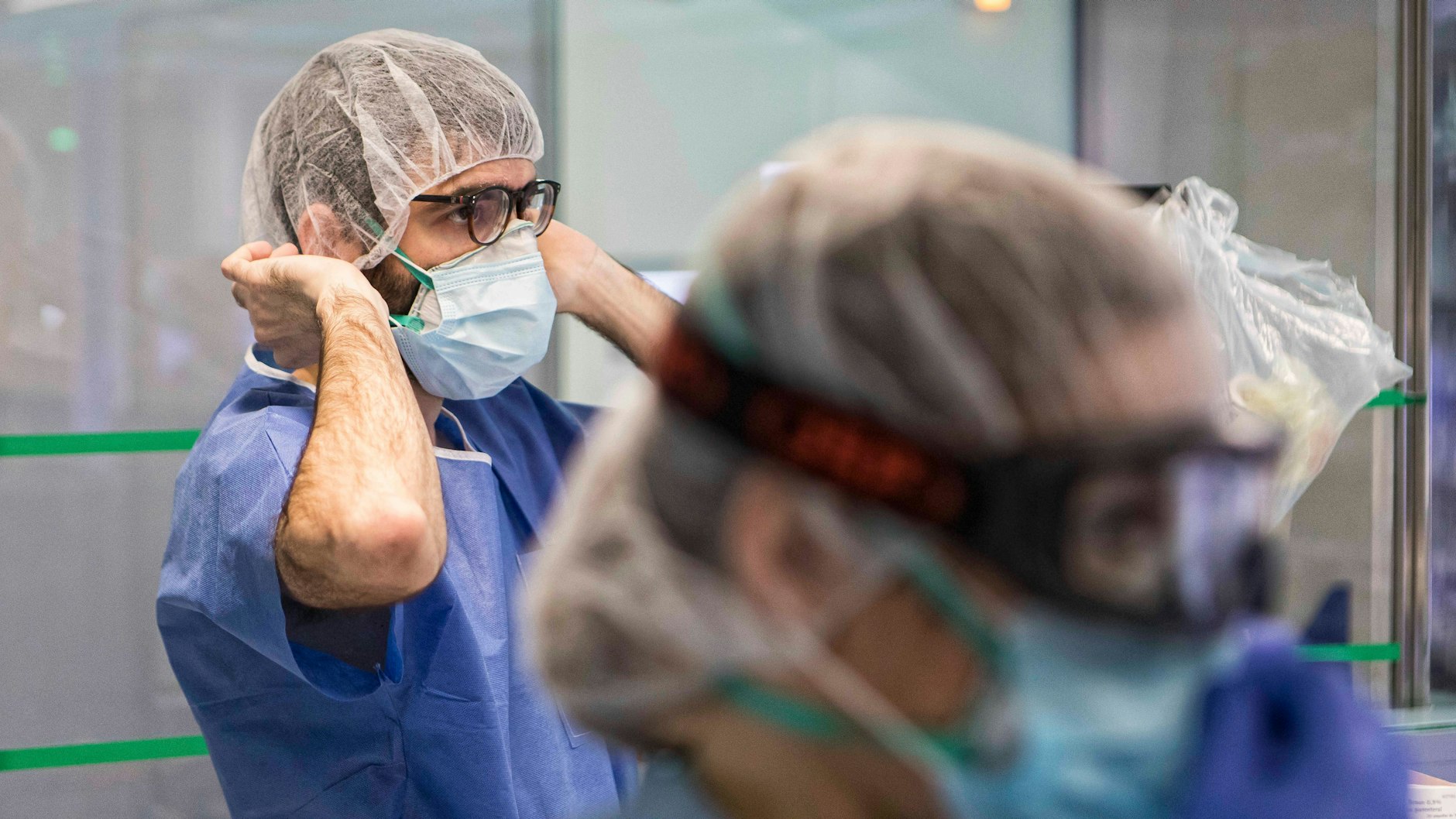 Pfleger (hier ein Archivbild) versuchen sich und andere so gut wie möglich zu schützen - aber was, wenn sie andere anstecken?&nbsp;