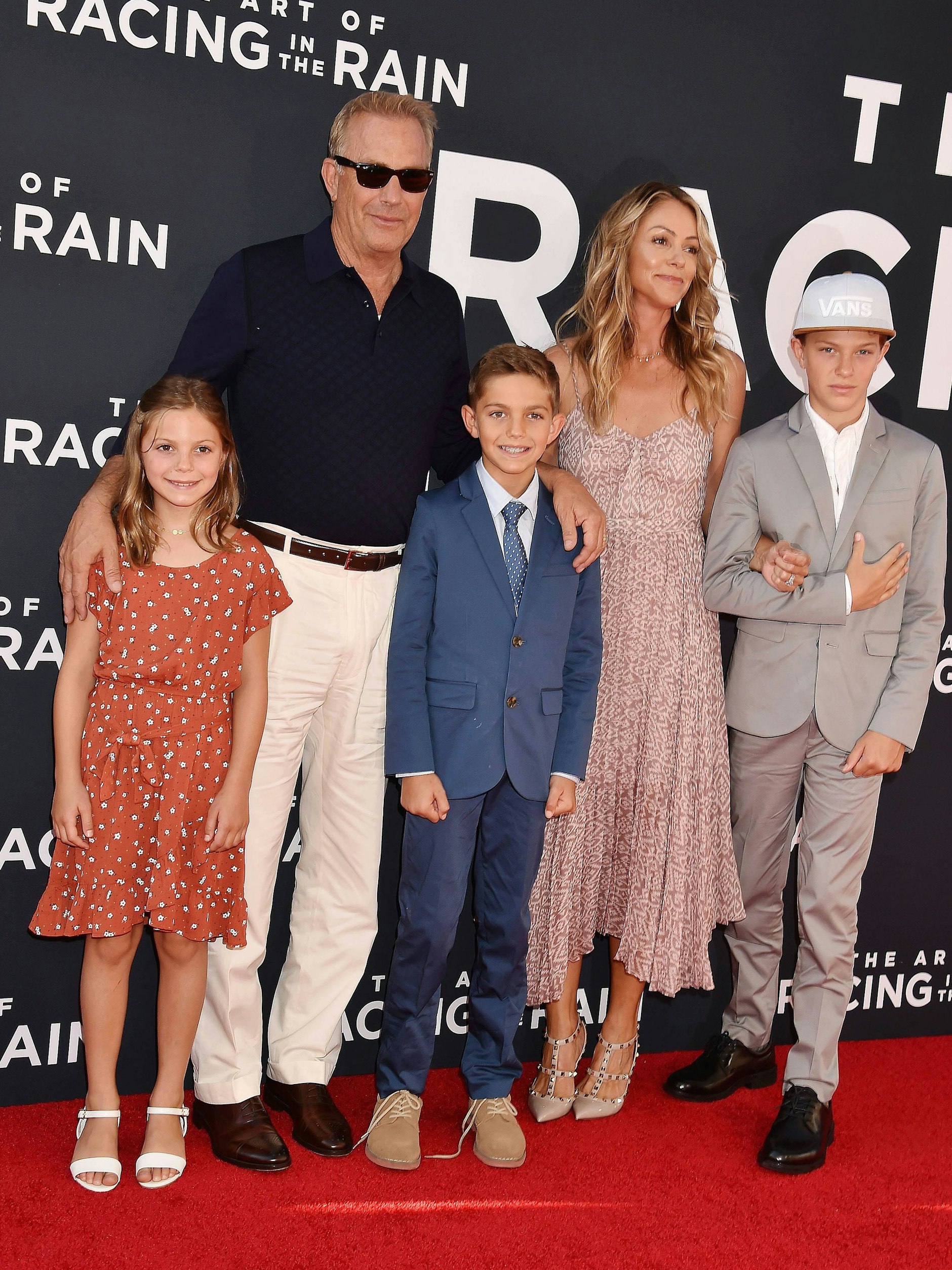 Kevin Costner und seine Ehefrau Christine Baumgartner und ihren Kindern Grace Avery Costner, Hayes Logan Costner und Cayden Wyatt Costner (v. l. n. r.) bei einer Filmpremiere im August 2019 in Los Angeles.