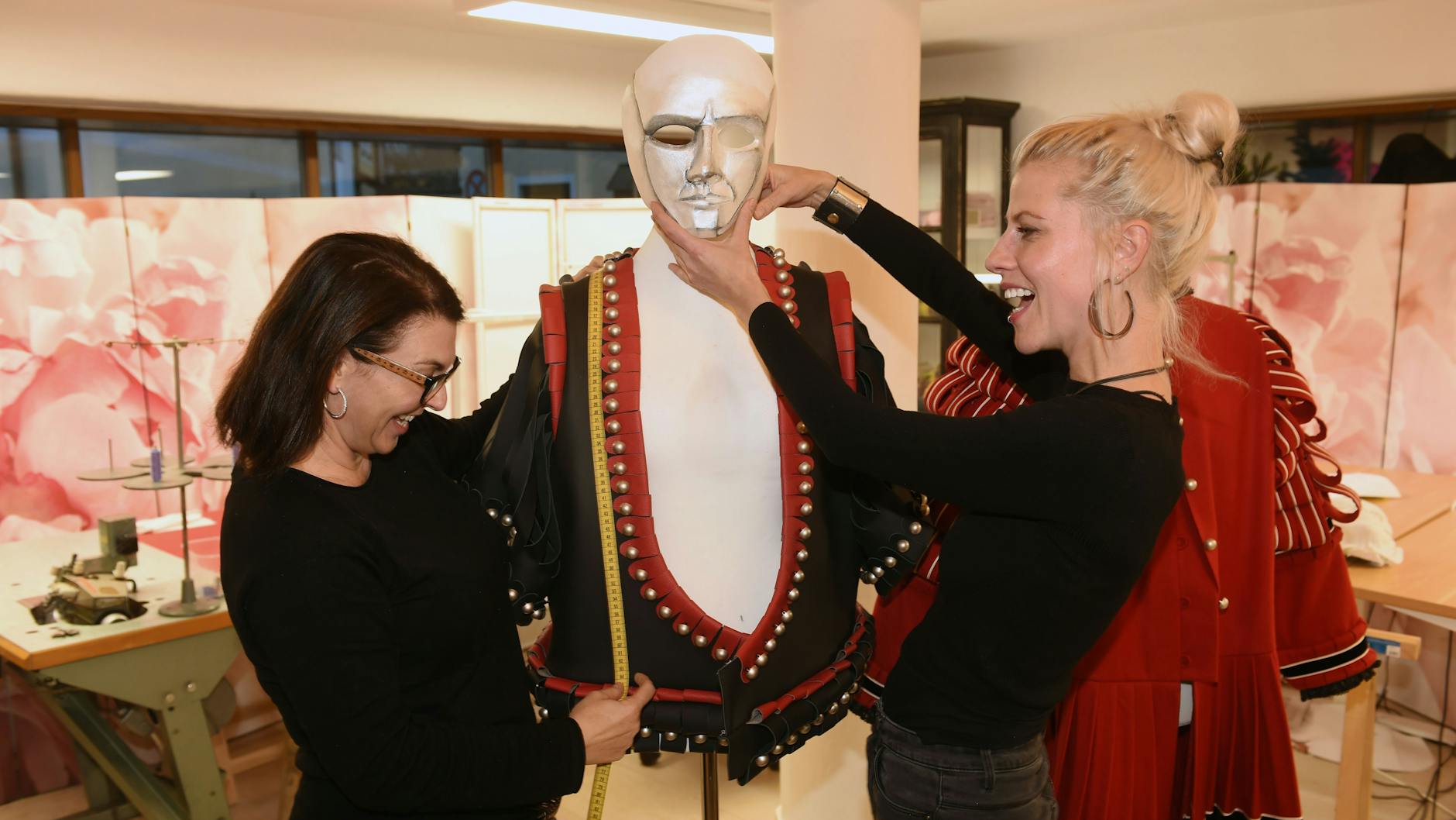 Die Gewandmeisterin Alexandra Brandner (l.) und die Maskenbildnerin Marianne Meinl zeigen in der Gewandmeisterei ihre Arbeit an einem Kostüm. 