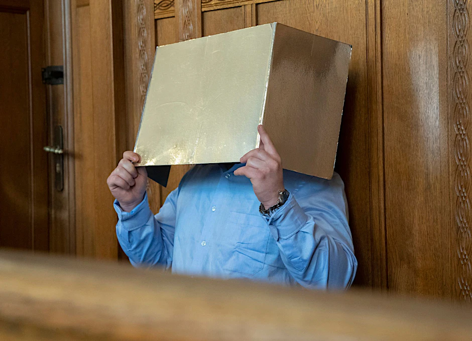 Jonny K. verbirgt sein Gesicht auf der Anklagebank.