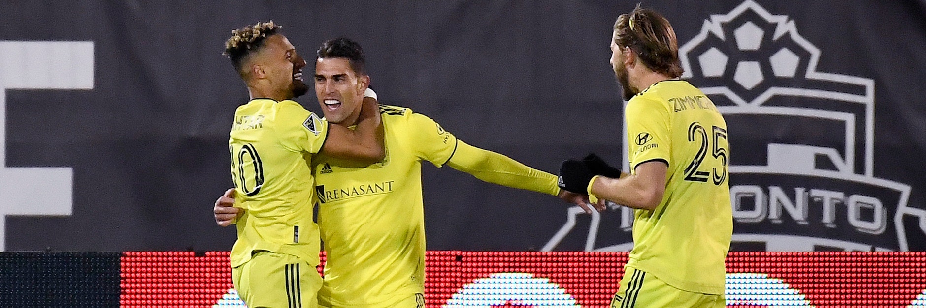 Komm, lass dich drücken: Hany Mukhtar (l.) und seine Teamkollegen jubeln über ihren Überraschungssieg.