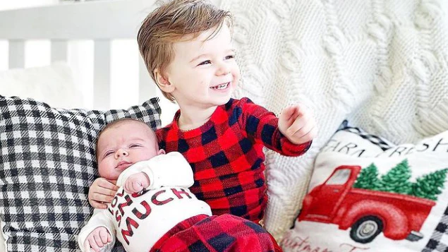 Der große Bruder ist ganz verliebt in die Mini-Babys.