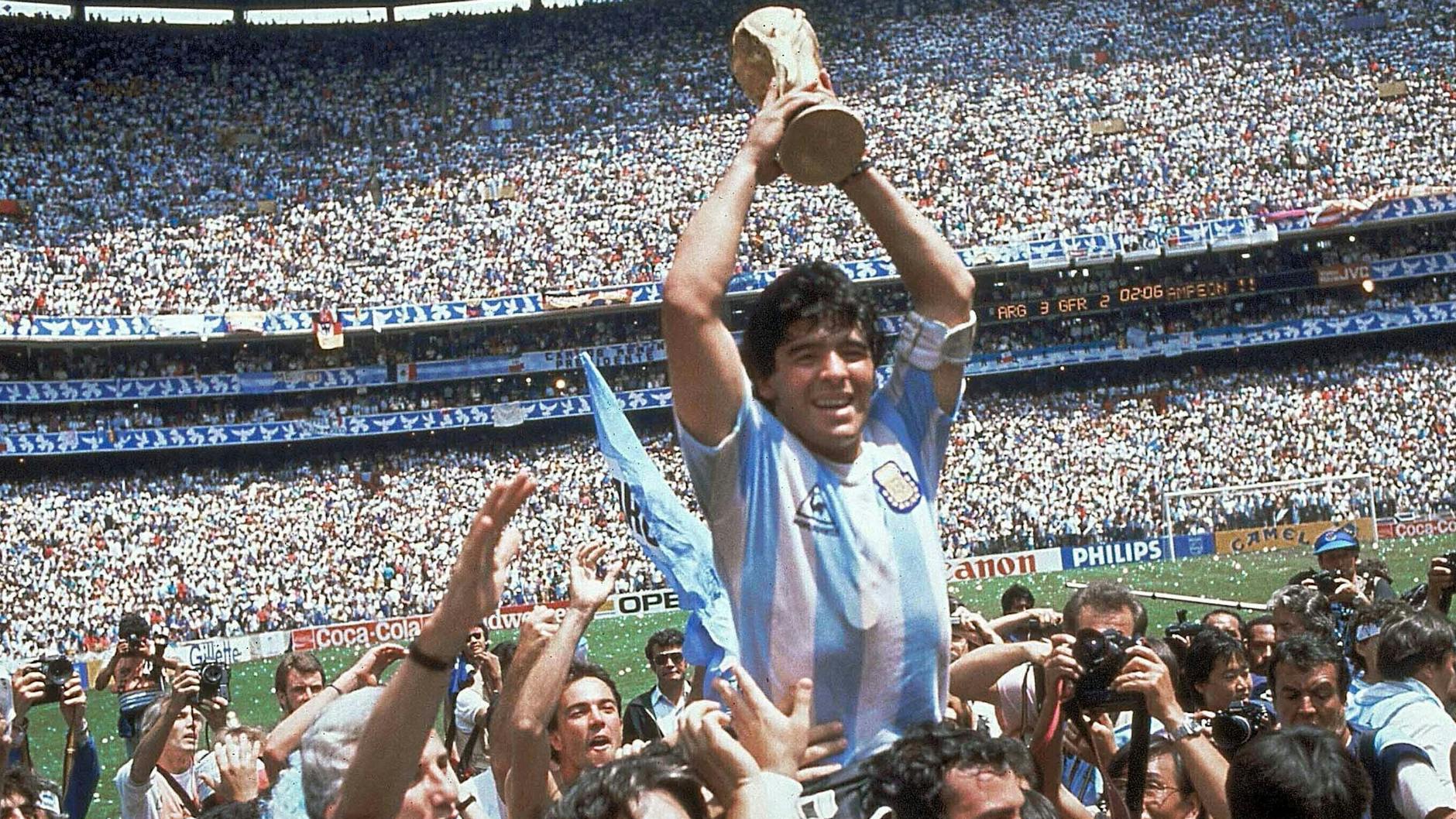 1986 im Azteken-Stadion von Mexico City: Diego Maradona hält die Weltmeister-Trophäe empor.