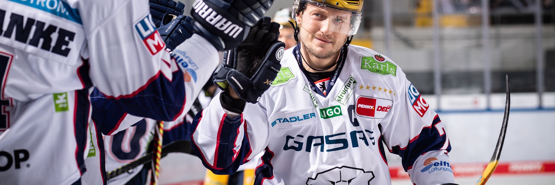 Eisbären-Kapitän Frank Hördler will endlich mit den Kollegen einen Sieg abklatschen.