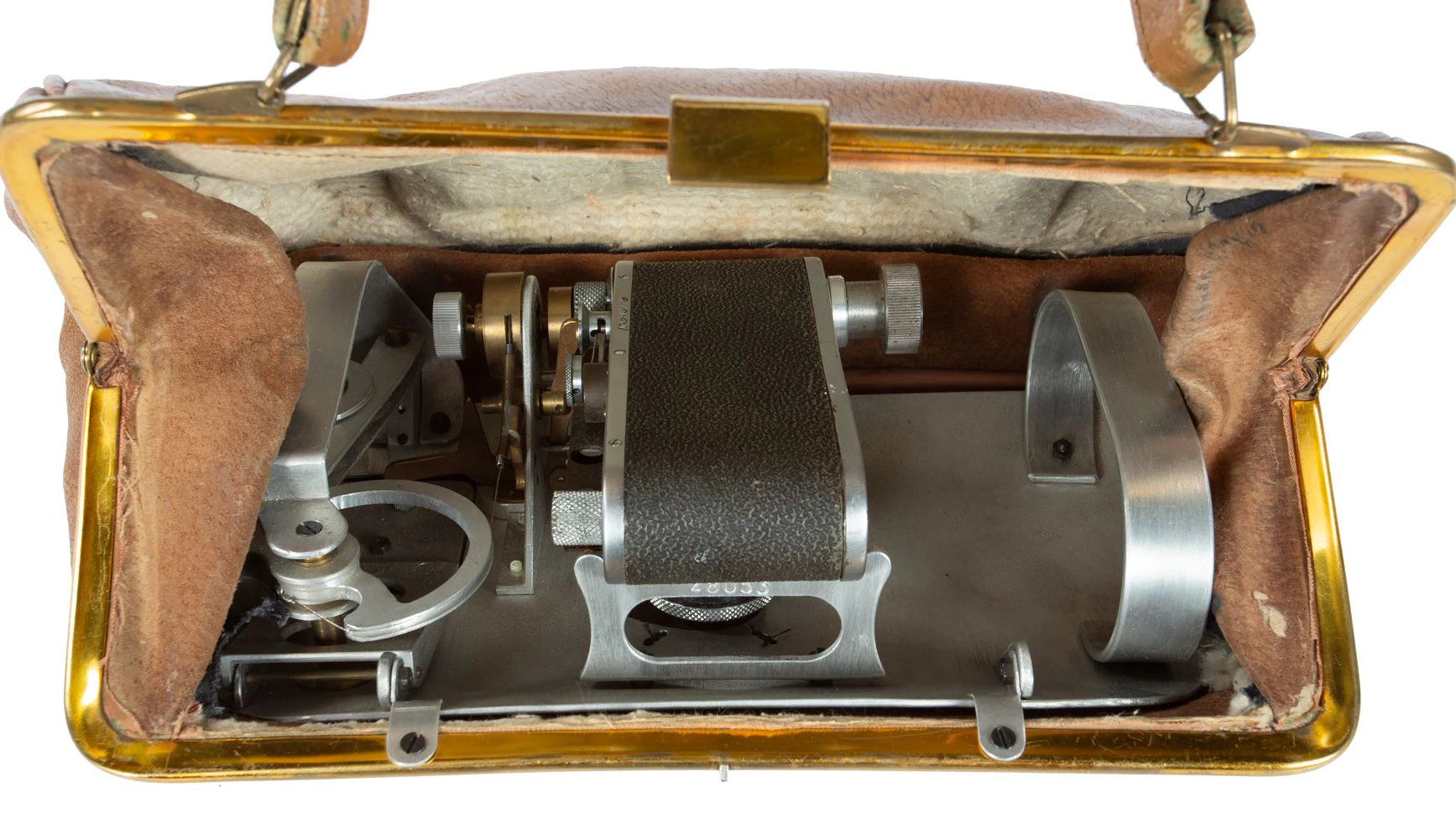 In der Handtasche ist eine Spionage-Kamera versteckt.