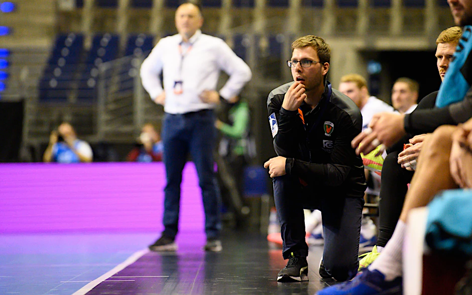 Füchse-Trainer Jaron Siewert kniet sich beim Spiel voll rein.