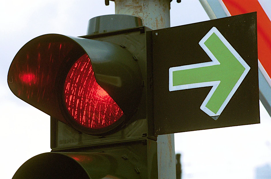 20.09.2001, Berlin: Verkehrssituation an Berliner Ampel mit grünem Pfeil für Rechtsabbieger.