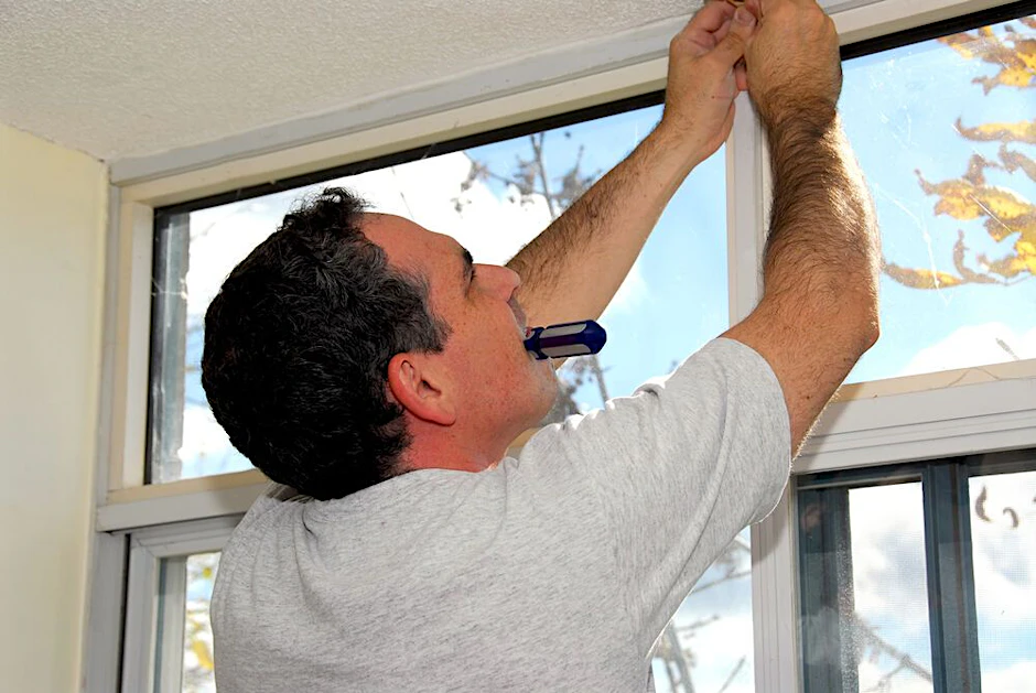 Für ein winterfestes Zuhause braucht es dichte Fenster.&nbsp;Silikon oder selbstklebende Dichtungsstreifen aus dem Baumarkt können helfen.