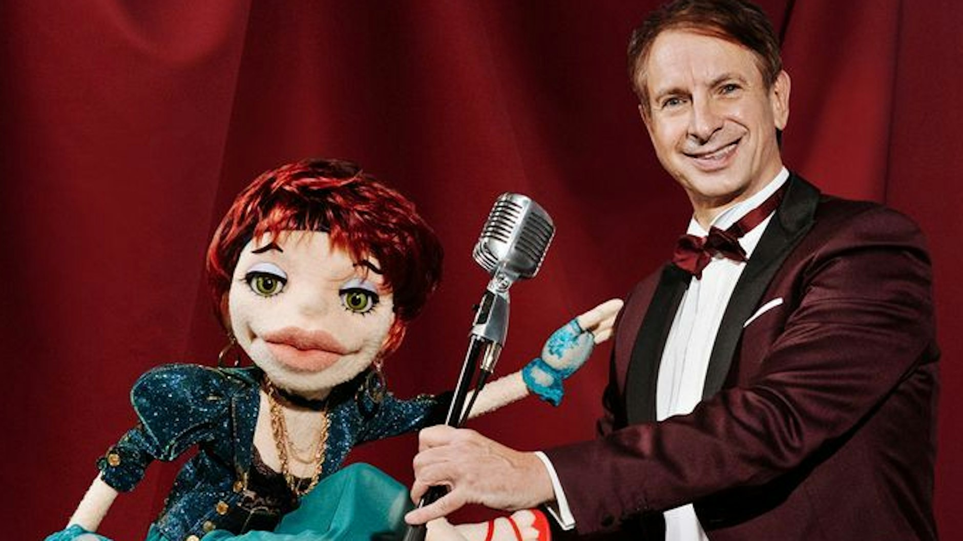 Ingolf Lück ist ein wahrer, künstlerischer Tausendsassa und hat sich schon auf zahlreichen Bühnen bewiesen.