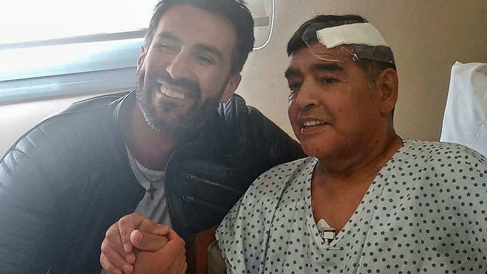 Das letzte Foto: Diego Armando Maradona mit seinem Arzt in der Klinik. 