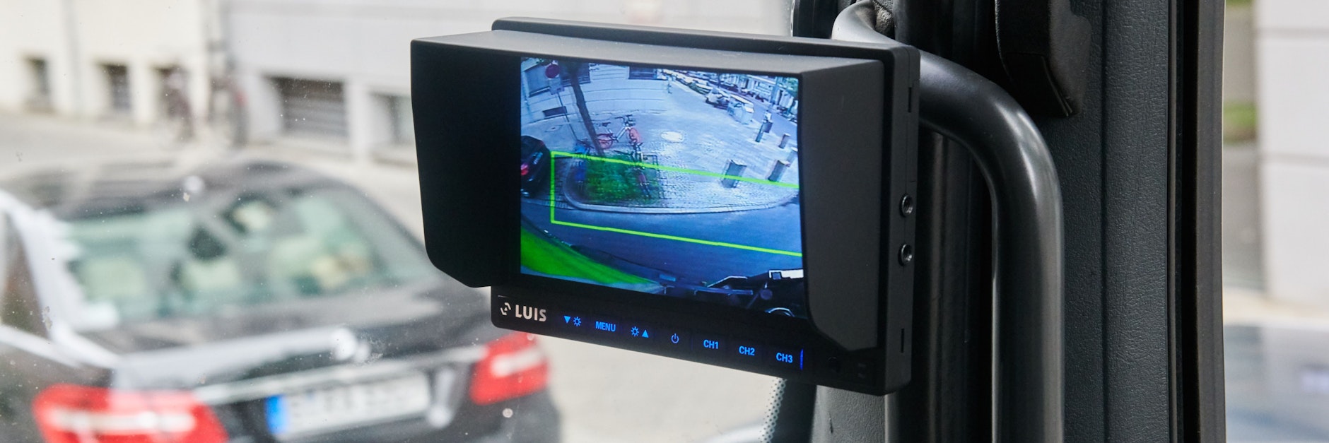 Der Monitor des Abbiege-Assistenten zeigt einen grünen Rahmen, wenn die Außenkameras keine Bewegung im toten Winkel registrieren.&nbsp;&nbsp;