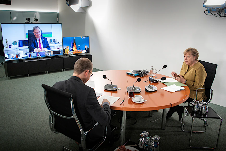 Bundeskanzlerin Angela Merkel (CDU) und der Regierende Bürgermeister von Berlin, Michael Müller (SPD), zu Beginn der Videokonferenz mit den Ministerpräsidentinnen und Ministerpräsidenten der Länder sowie Mitgliedern der Bundesregierung.