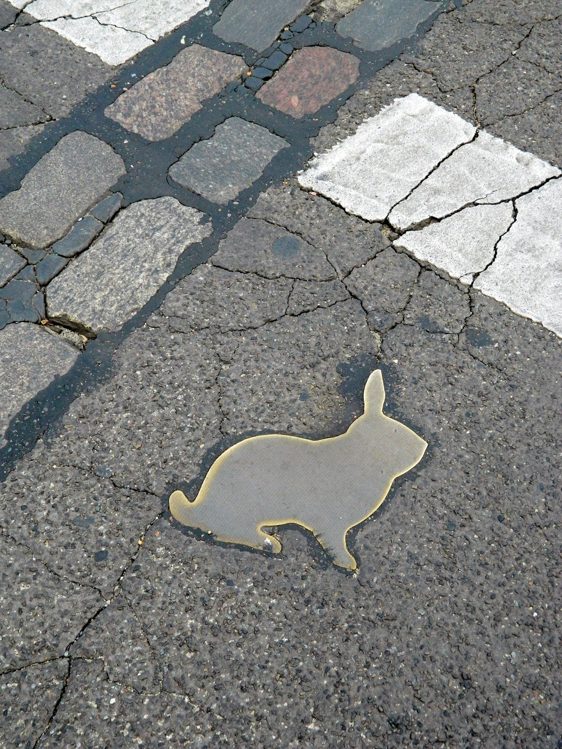 In der Chausseestraße tummeln sich Messing-Kaninchen.