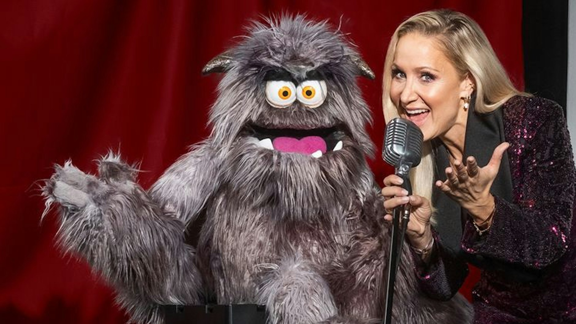 Janine Kunze ist ein wahres Multitalent voller Energie, Witz und Power. Bei "Pretty in Plüsch" will sie ein neues Kapitel schreiben.