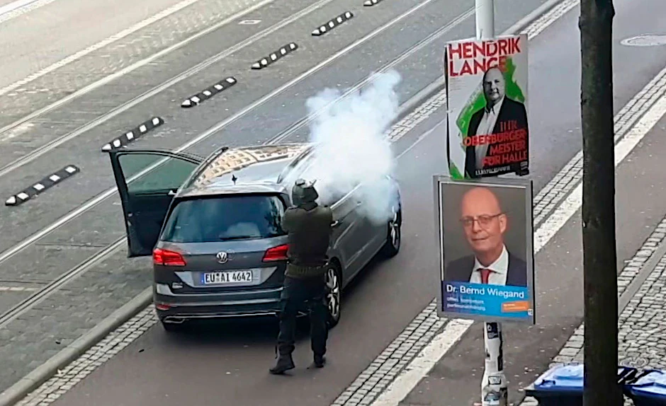Der rechtsextreme Attentäter von Halle/S., der im Oktober zwei Passanten erschossen hatte, wurde beim Schießen gefilmt. Er war zuvor mit dem Versuch gescheitert, ein Massaker in einer Synagoge anzurichten.&nbsp;