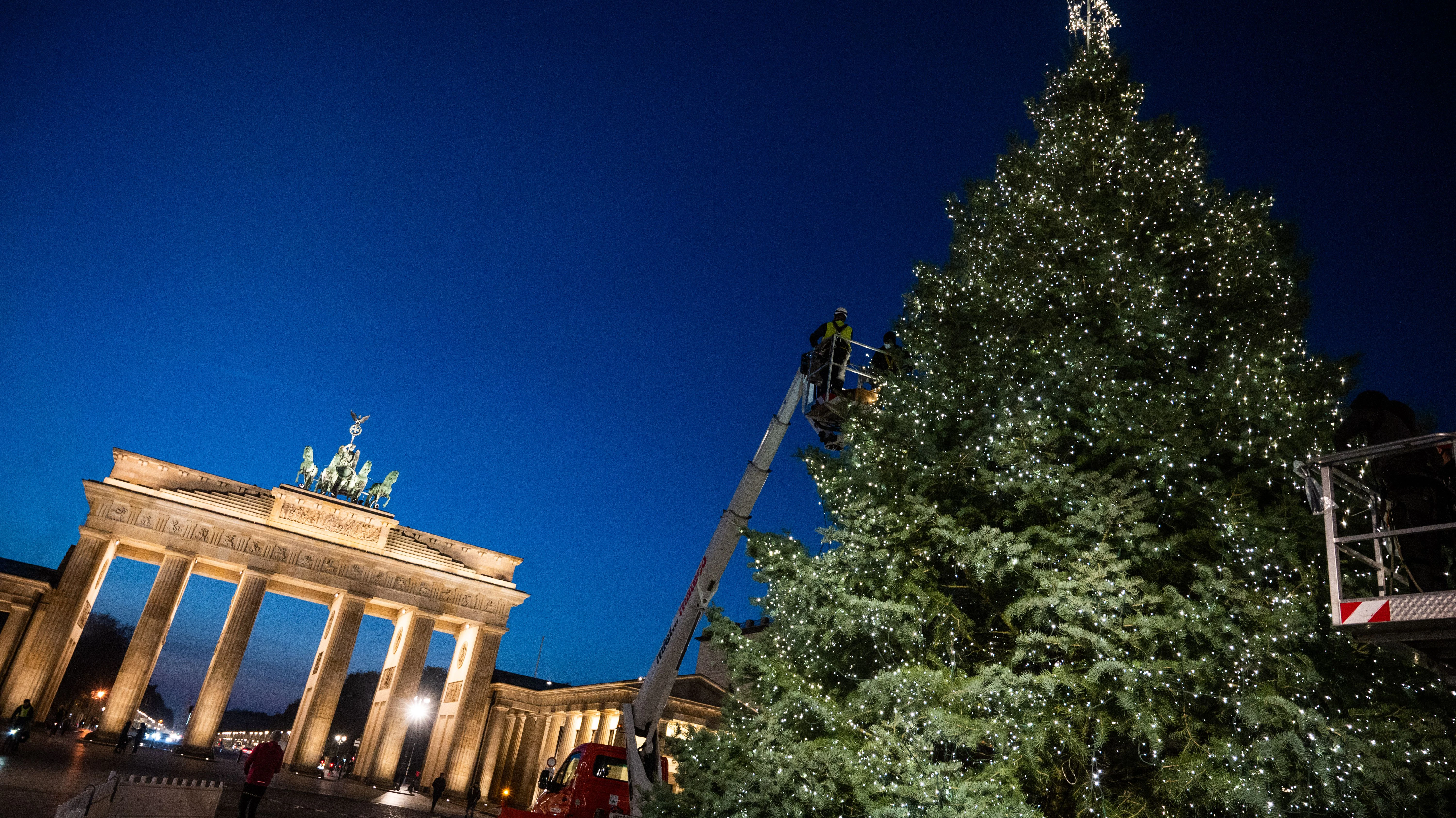 Der Weihnachtsbaum vor dem Brandenburger Tor wird geschmückt. Für große Feiern gibt die Corona-Lage aber keinen Anlass.