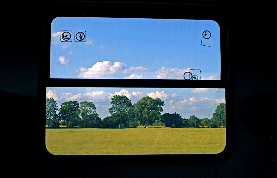 Idyllische Landschaft vor einem Zugfenster.