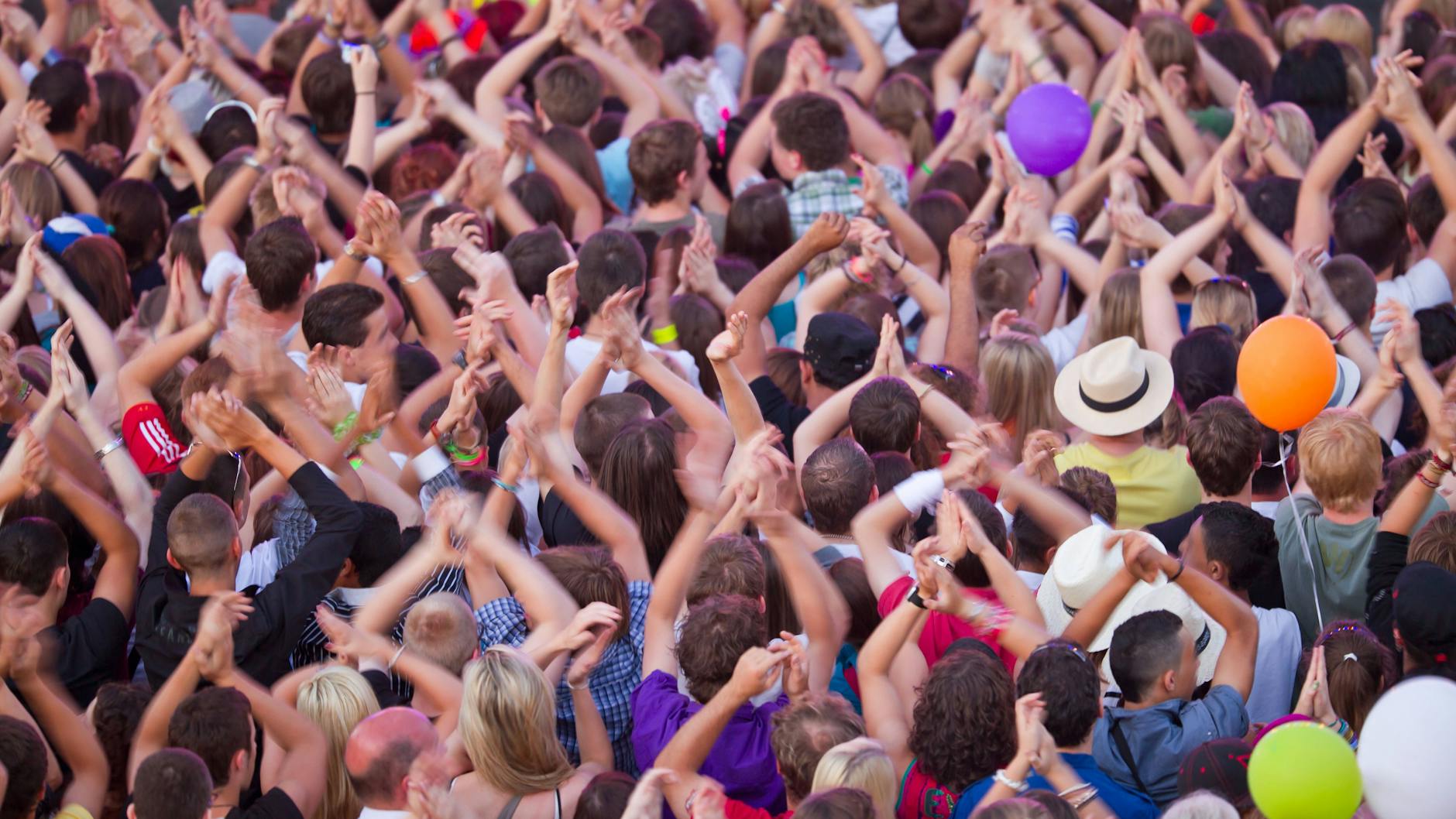 Für geimpfte Menschen sollen Konzerte und Großveranstaltungen bald wieder möglich sein, sagt der CDU-Politiker.