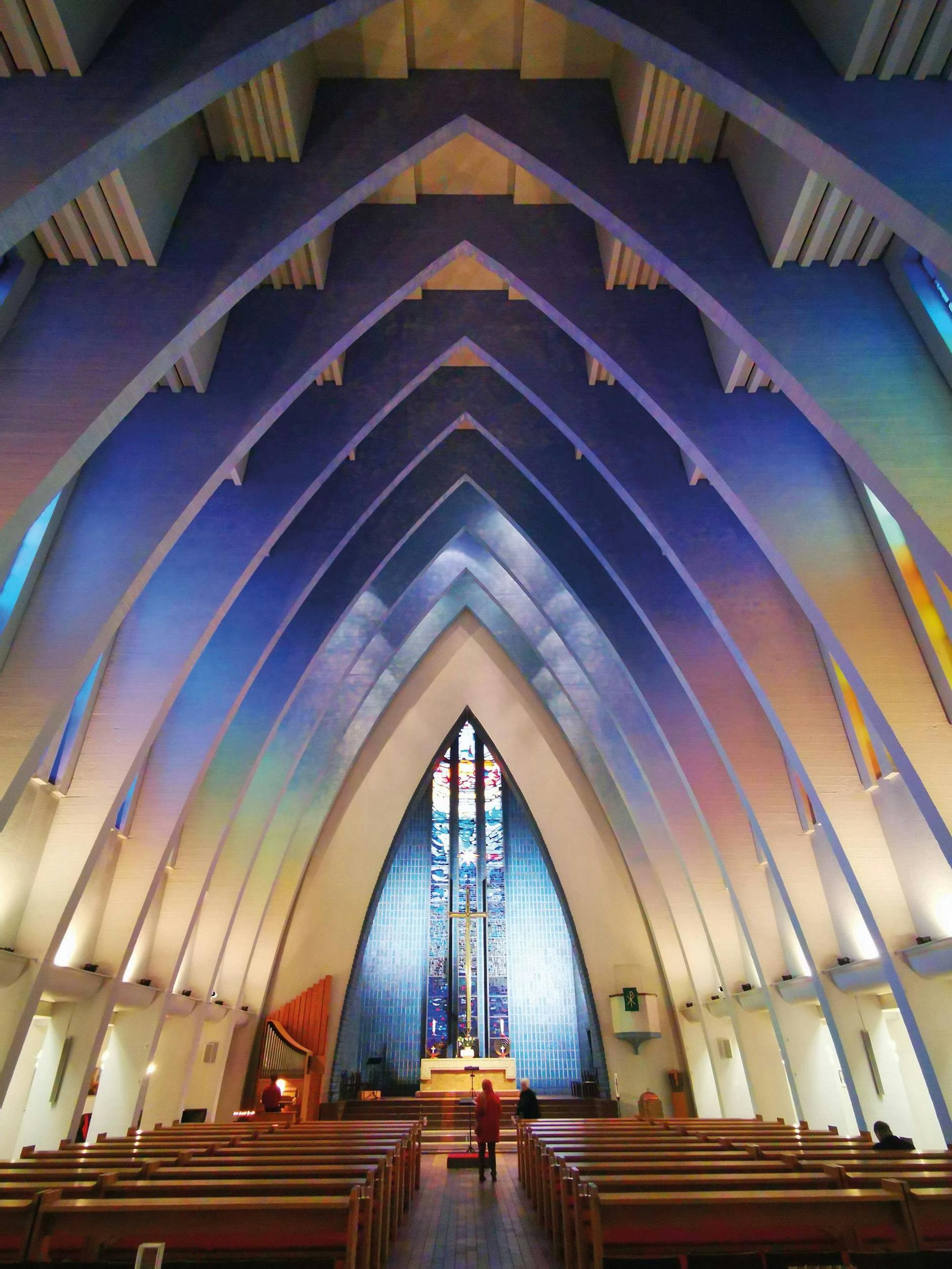 Die Glasfenster der Kirche am Hohenzollernplatz lassen einen einzigartigen Lichteffekt entstehen.